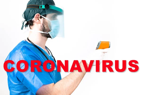 Arzt Mit Coronavirus Text Posiert Auf Weißem Hintergrund — Stockfoto