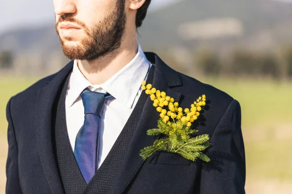 Portrett Menneske Dress Med Gule Mimosablomster Utydelig Naturlig Bakgrunn – stockfoto