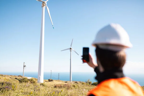 Ingeniero Joven Sombrero Duro Trabajando Campo Con Molinos Viento Atardecer — Foto de Stock