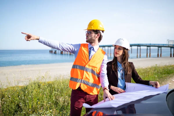 Köprü yenilemeyi planlayan iki mimar