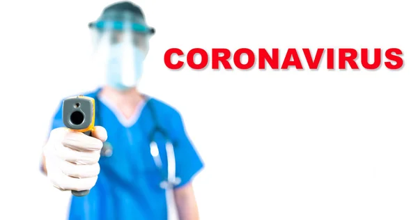 Dokter Met Coronavirus Tekst Poseren Witte Achtergrond — Stockfoto