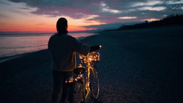 Kvinna Njuter Solnedgången Vid Havet Med Krans Cykel — Stockvideo