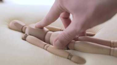 El, modern hafıza köpük yatak ve yastığına dokunup test ediyor.