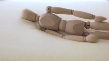 El, modern hafıza köpük yatak ve yastığına dokunup test ediyor.