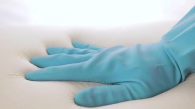 El, modern hafıza köpük yatak ve yastığına dokunup test ediyor.