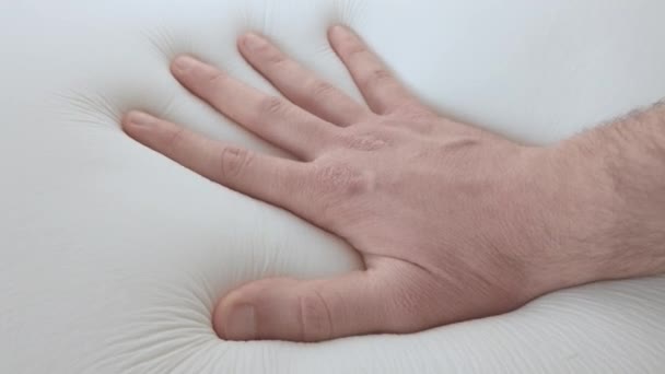 Mão Está Tocando Testando Cama Espuma Memória Moderna Travesseiro — Vídeo de Stock