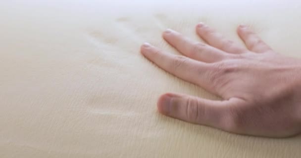 Hand Berührt Und Testet Das Moderne Memory Schaumstoffbett Und Kissen — Stockvideo