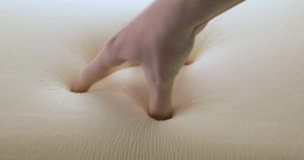 手正在触摸和测试现代记忆泡沫床和枕头 — 图库视频影像