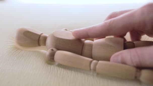 Hand Het Aanraken Testen Van Moderne Geheugen Schuim Bed Kussen — Stockvideo