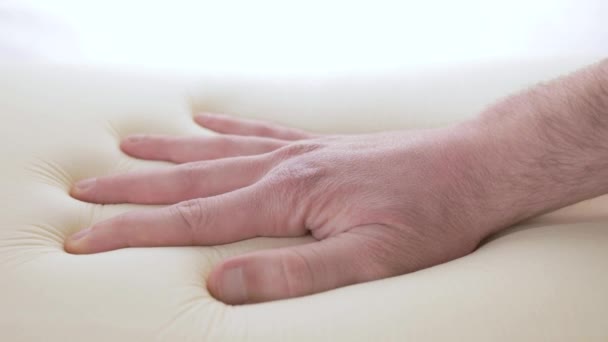 Mano Está Tocando Probando Cama Espuma Memoria Moderna Almohada — Vídeos de Stock