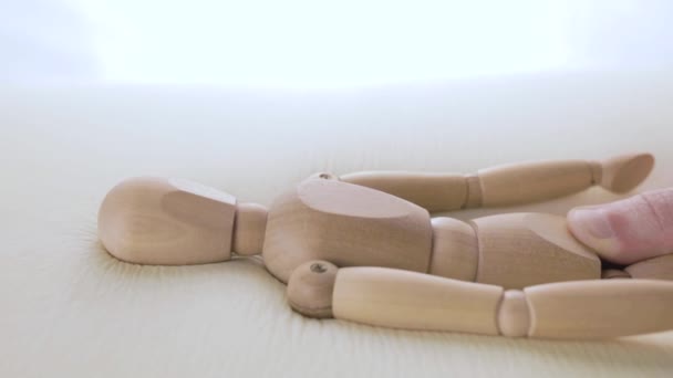 Hand Het Aanraken Testen Van Moderne Geheugen Schuim Bed Kussen — Stockvideo