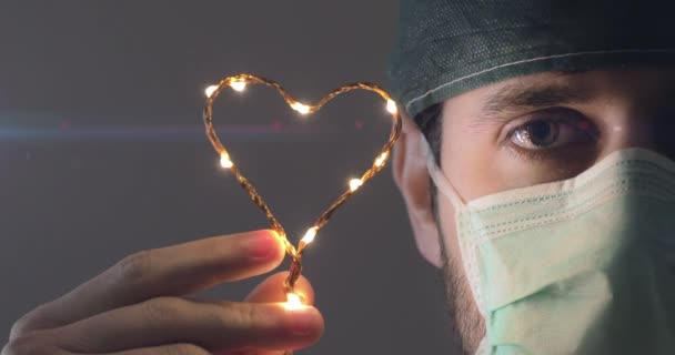Junger Arzt Verweigert Herzsymbol Der Hand Coronavirus Patienten Hoffnung Geben — Stockvideo