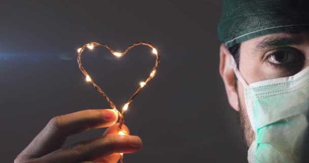 Молодой Доктор Отрицает Символ Сердца Своей Руке Дать Надежду Пациентам — стоковое видео