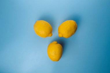 Mavi kopya alanı arka planında üç limon