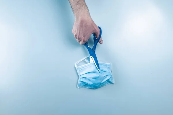 Koronavirüsün sonu, makas cerrahi maskeyi kes..