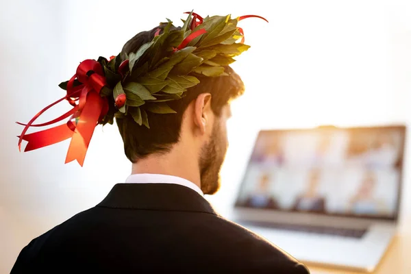 Zafer çelengi ile genç İtalyan mezunu..