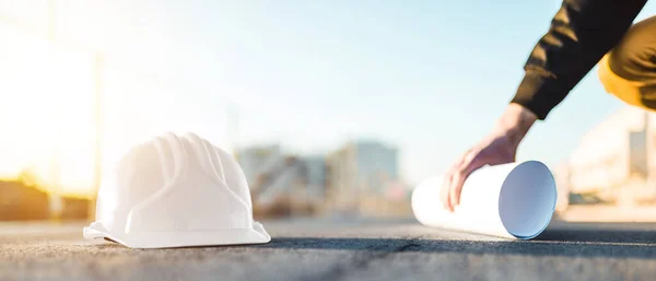 İnsan inşaat mühendisinin koruyucu ekipmanlarıyla yakın plan görüntüsü.