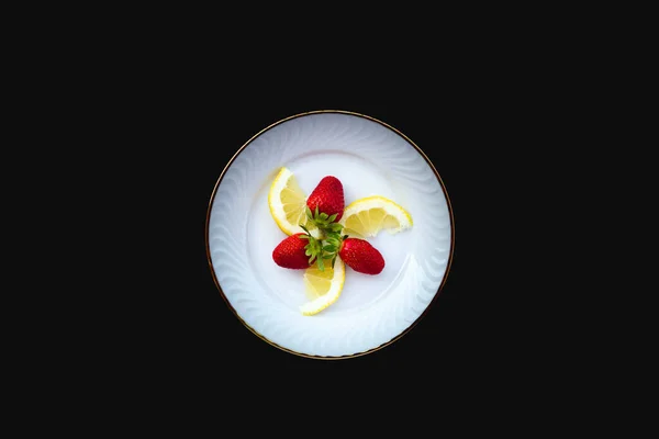 Strawberries Lemon Pieces White Plate — Stock Photo, Image