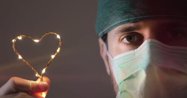 Coronavirus Νεαρός Γιατρός Νοσοκόμα Δίνει Ελπίδα Σύμβολο Της Καρδιάς — Αρχείο Βίντεο
