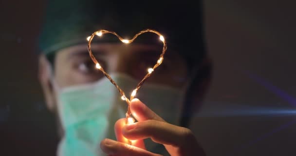 Coronavirus年轻医生或护士带着心脏符号给人希望 — 图库视频影像