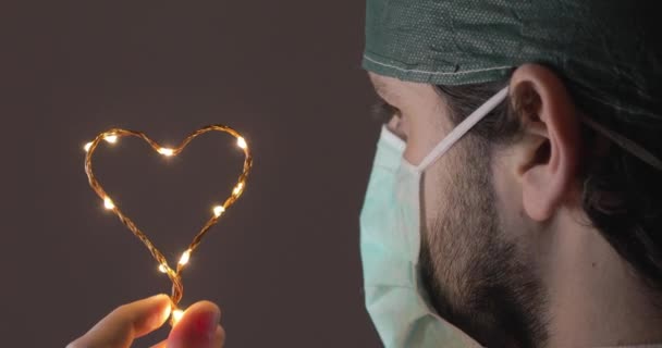 Coronavirus Giovane Medico Infermiere Speranza Con Simbolo Del Cuore — Video Stock