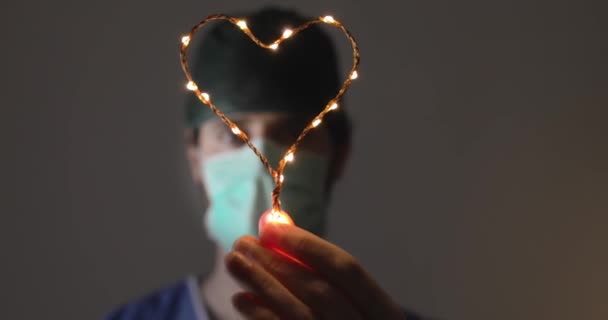 Coronavirus Jonge Arts Verpleegkundige Geeft Hoop Met Hart Symbool — Stockvideo