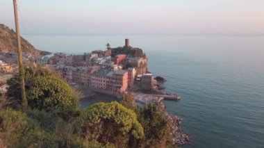 Liguria, İtalya 'daki Cinque Terre şehri. Yaz mevsiminde hava manzarası.