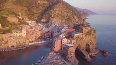Liguria, İtalya 'daki Cinque Terre şehri. Yaz mevsiminde hava manzarası.