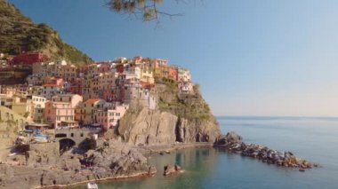 Liguria, İtalya 'daki Cinque Terre şehri. Yaz mevsiminde hava manzarası.
