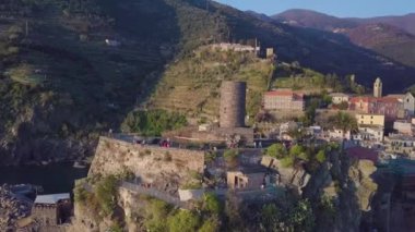 Liguria, İtalya 'daki Cinque Terre şehri. Yaz mevsiminde hava manzarası.