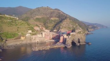 Liguria, İtalya 'daki Cinque Terre şehri. Yaz mevsiminde hava manzarası.