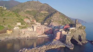 Liguria, İtalya 'daki Cinque Terre şehri. Yaz mevsiminde hava manzarası.