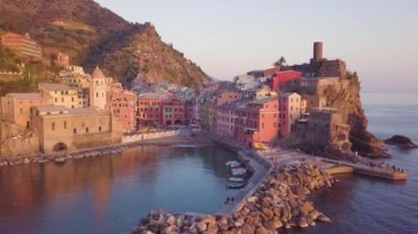 Liguria, İtalya 'daki Cinque Terre şehri. Yaz mevsiminde hava manzarası.