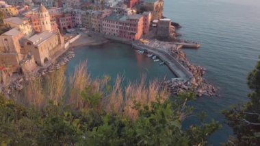 Liguria, İtalya 'daki Cinque Terre şehri. Yaz mevsiminde hava manzarası.