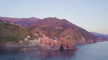 Liguria, İtalya 'daki Cinque Terre şehri. Yaz mevsiminde hava manzarası.
