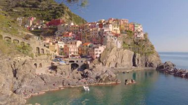 Liguria, İtalya 'daki Cinque Terre şehri. Yaz mevsiminde hava manzarası.