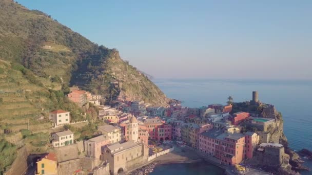 意大利利古里亚的Cinque Terre市 夏季的空中景观 — 图库视频影像