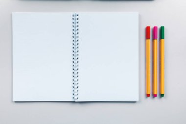 İşaretleyicili not defteri ve kopyalama alanı