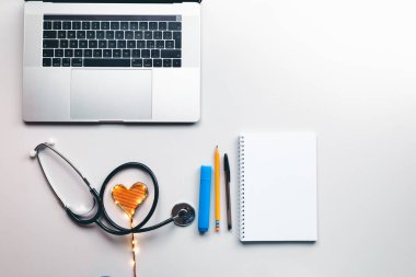 Stetoskop ve kalbe sahip uzman kardiyolog konsepti.