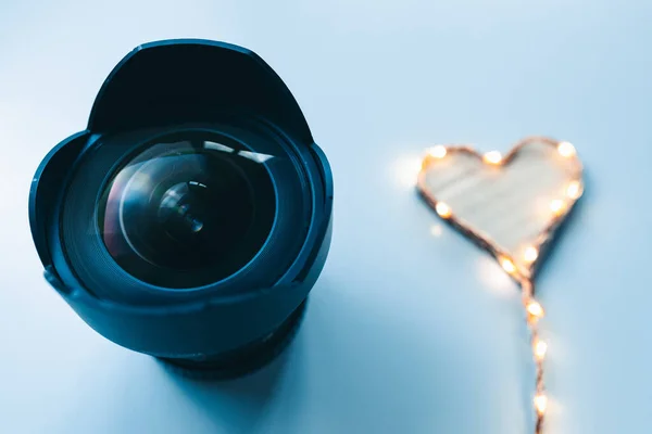 Coração Vermelho Caixa Com Lente Câmera Fundo Azul — Fotografia de Stock