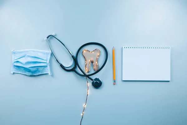 Medicinsk Mask Med Krans Tand Stetoskop Penna Och Anteckningsblock — Stockfoto