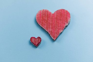 Mavi arka planda kırmızı karton kalpler