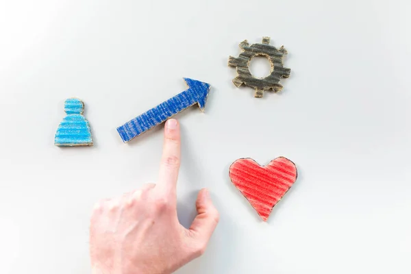 Tangan Manusia Dengan Gigi Karton Konsep Terisolasi Pada Latar Belakang — Stok Foto