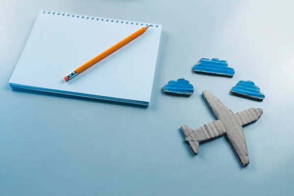 Notepad Pensil Pesawat Karton Dan Awan — Stok Foto