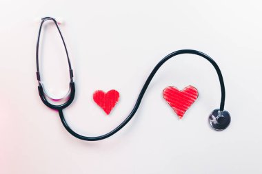 Stetoskop ve kalple özel kardiyolog konsepti.