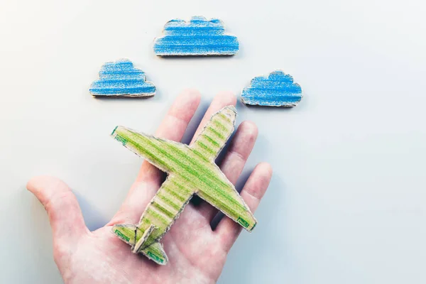 Mainan Kertas Bentuk Awan Biru Dan Pesawat Tangan Manusia — Stok Foto