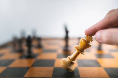 Satranç oynayan kişinin eli yakın plan görünüm