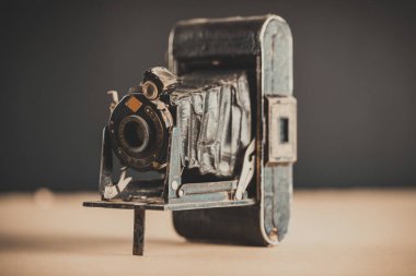 Film ve hazine haritalı klasik kamera, antik bir yolculuk konsepti için kalkış..