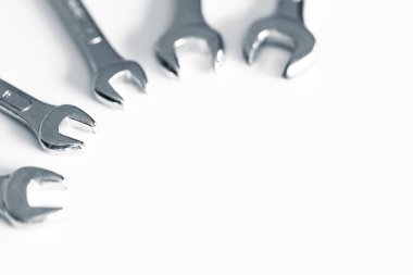 Tornavida ve ingiliz anahtarı olan ev işçisi kavramı, beyaz arkaplan.