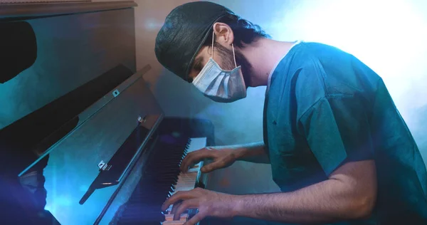 Médico Uniforme Máscara Tocando Piano — Fotografia de Stock